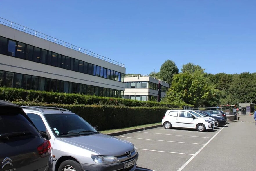 18 Rue Grange Dame Rose, Vélizy-Villacoublay for lease - Building Photo - Image 2 of 11