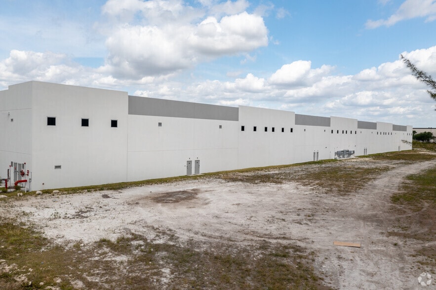 12301 NW 116th Ave, Medley, FL for lease - Building Photo - Image 2 of 25