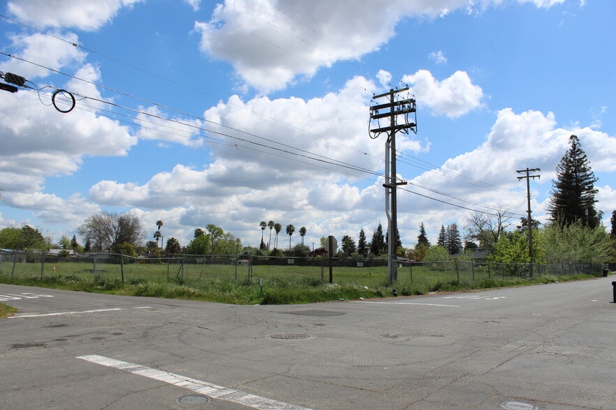 7509 Persimmon Ave, Sacramento, CA for sale - Building Photo - Image 2 of 12