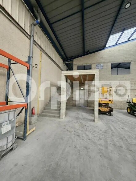 Flex in Tinqueux for lease - Interior Photo - Image 2 of 6