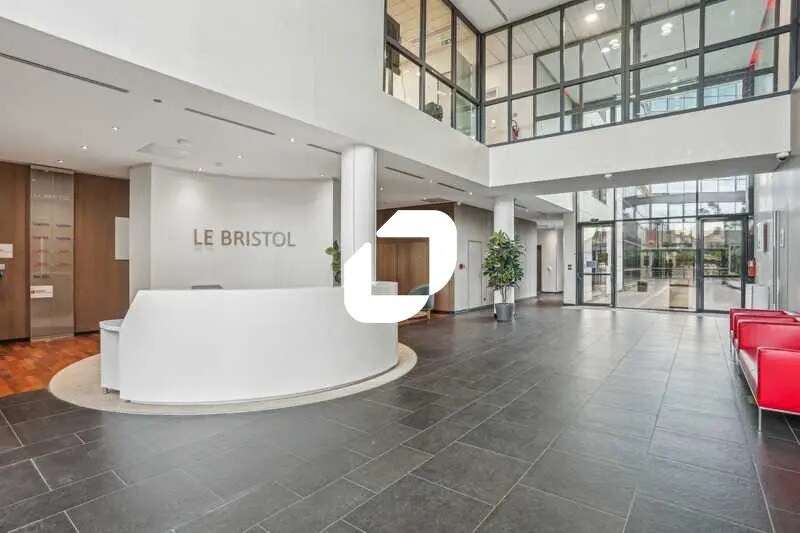 Office in Vincennes for lease - Building Photo - Image 2 of 32