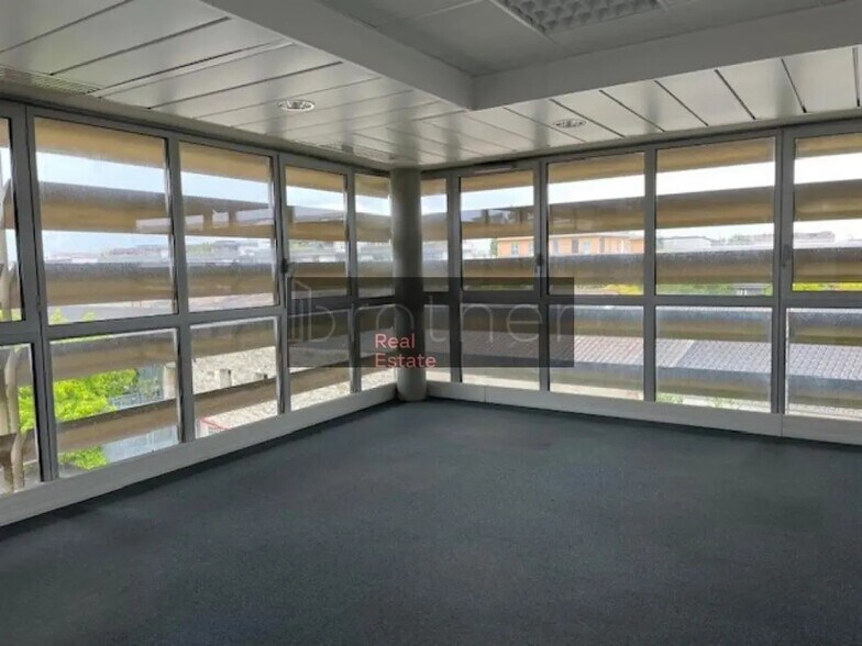 Office in Bordeaux for lease - Interior Photo - Image 1 of 5