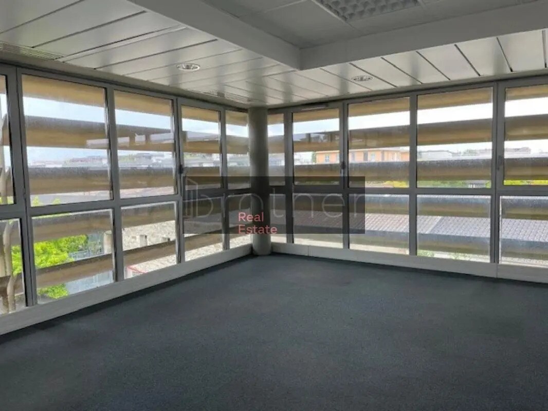 Office in Bordeaux for lease Interior Photo- Image 1 of 6