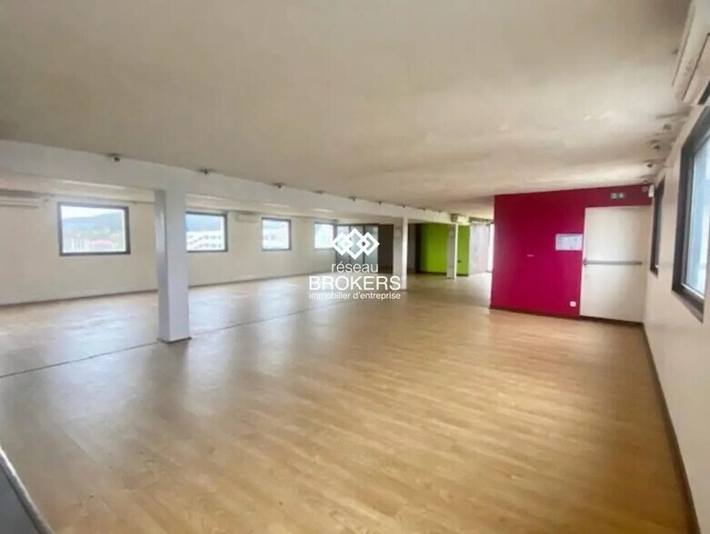 Office in Franconville for lease - Interior Photo - Image 1 of 6