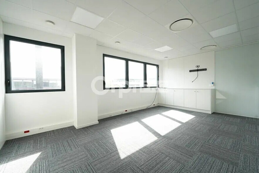 Office in Dardilly for lease - Building Photo - Image 3 of 11