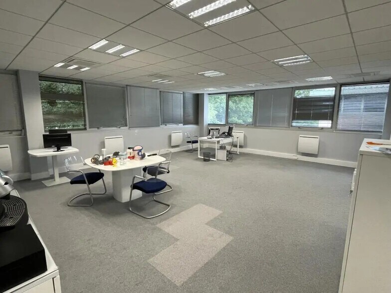 1-5 Rue Alfred De Vigny, Saint-Germain-en-Laye for lease - Interior Photo - Image 3 of 9