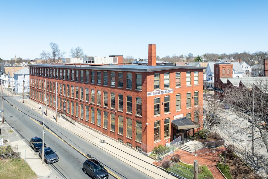 1070-1080 Main St, Pawtucket, RI for sale - Primary Photo - Image 1 of 1