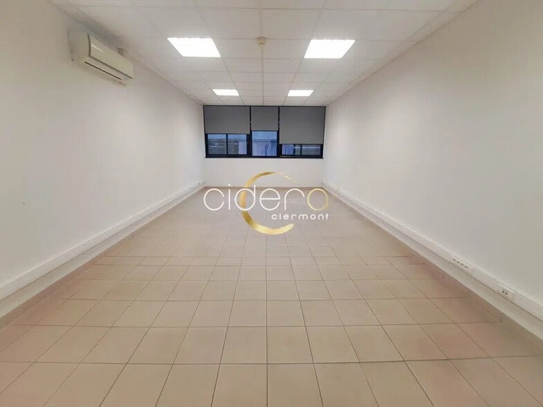 Office in Romagnat for lease - Interior Photo - Image 1 of 6