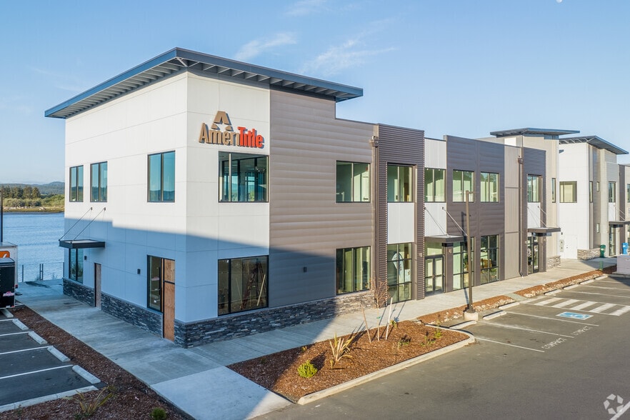 1280 N Bayshore Dr, Coos Bay, OR for sale - Primary Photo - Image 1 of 1