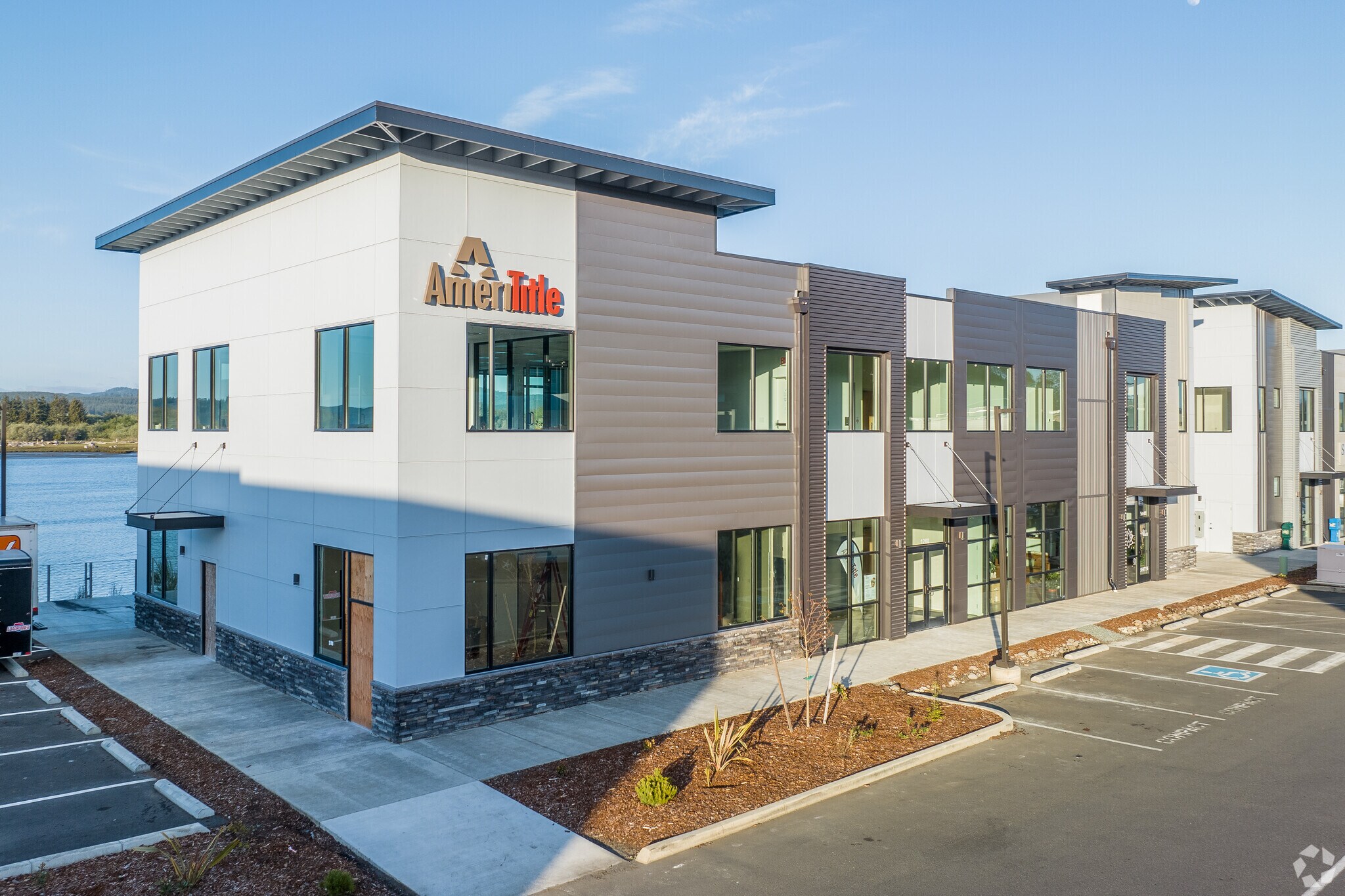 1280 N Bayshore Dr, Coos Bay, OR for sale Primary Photo- Image 1 of 1