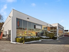 211 S Milwaukee Ave, Libertyville, IL for lease Building Photo- Image 2 of 12