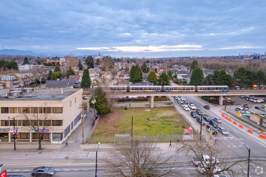 1705 12th Av E, Vancouver, BC for sale - Primary Photo - Image 1 of 3