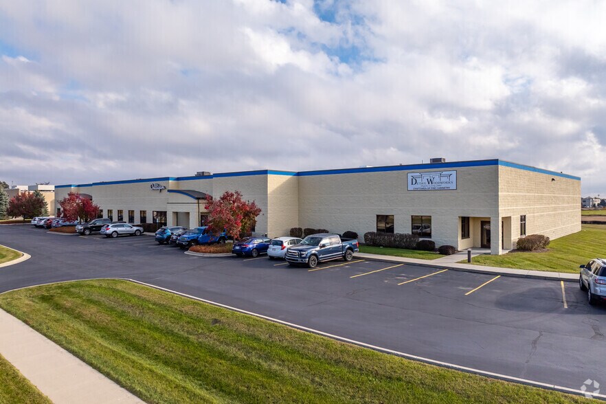 245-253 Stockhausen Ln, West Bend, WI for sale - Primary Photo - Image 1 of 1