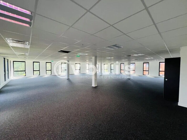 Office in Lieusaint for lease - Interior Photo - Image 3 of 7