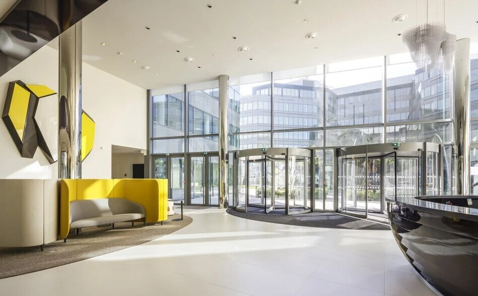 Office in Bagneux for lease - Lobby - Image 3 of 11