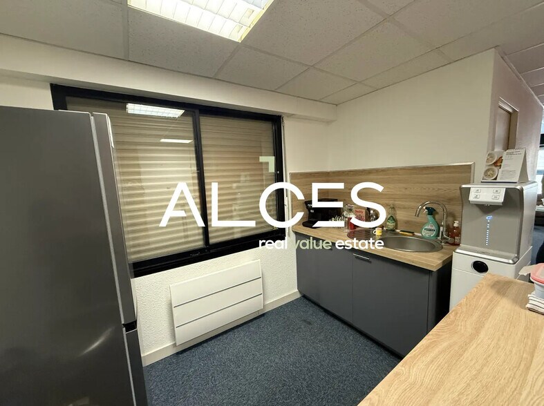 Office in Bordeaux for lease - Interior Photo - Image 2 of 3