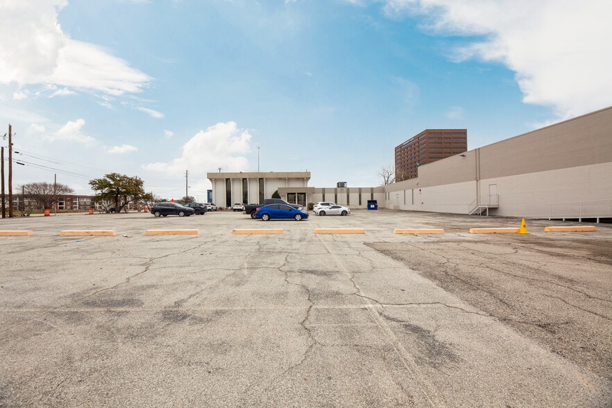 9244 Markville Dr, Dallas, TX for lease - Building Photo - Image 3 of 7