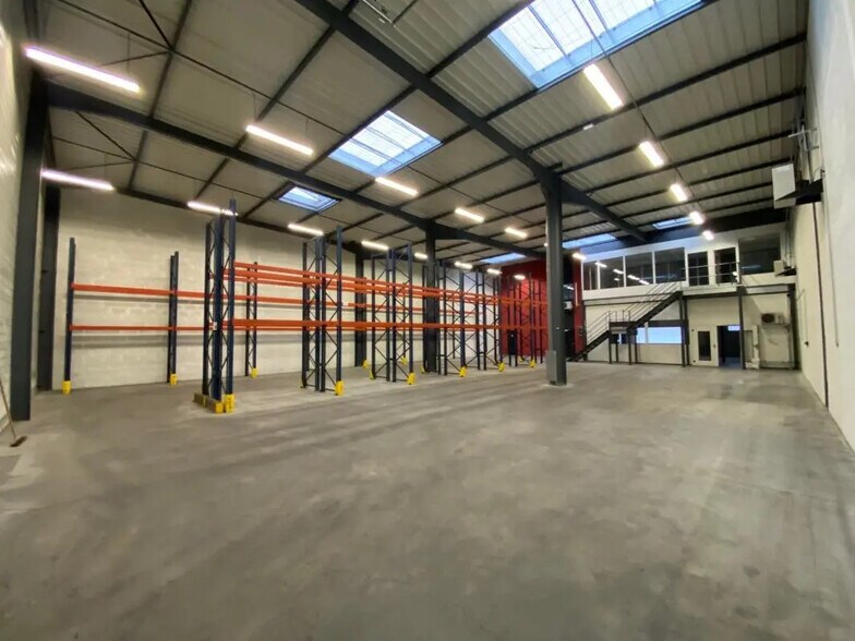 Flex in Oullins for lease - Interior Photo - Image 2 of 8