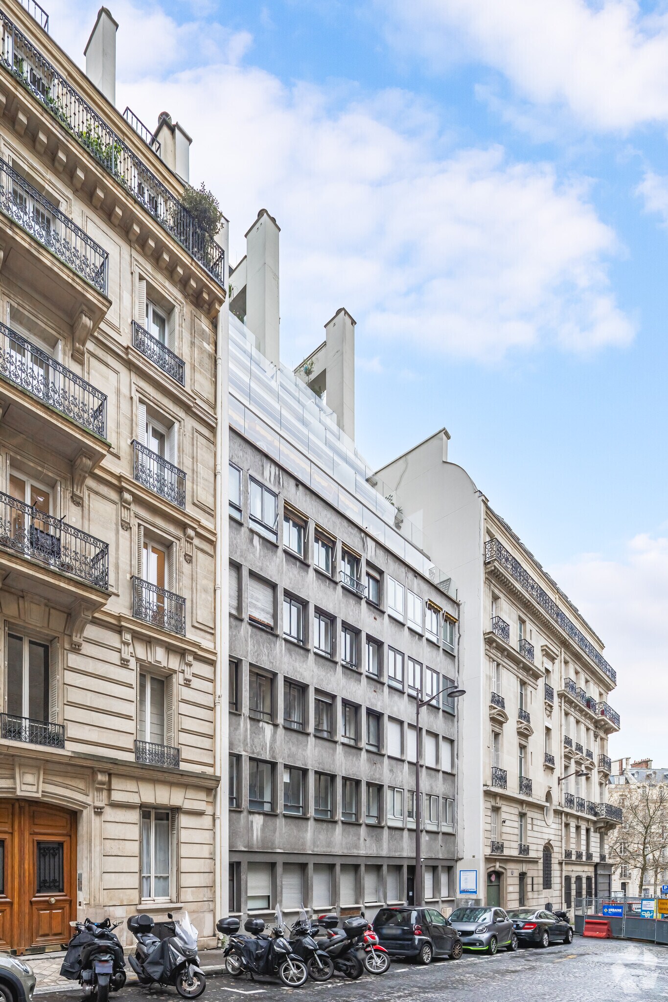 Office in Paris for lease Building Photo- Image 1 of 4