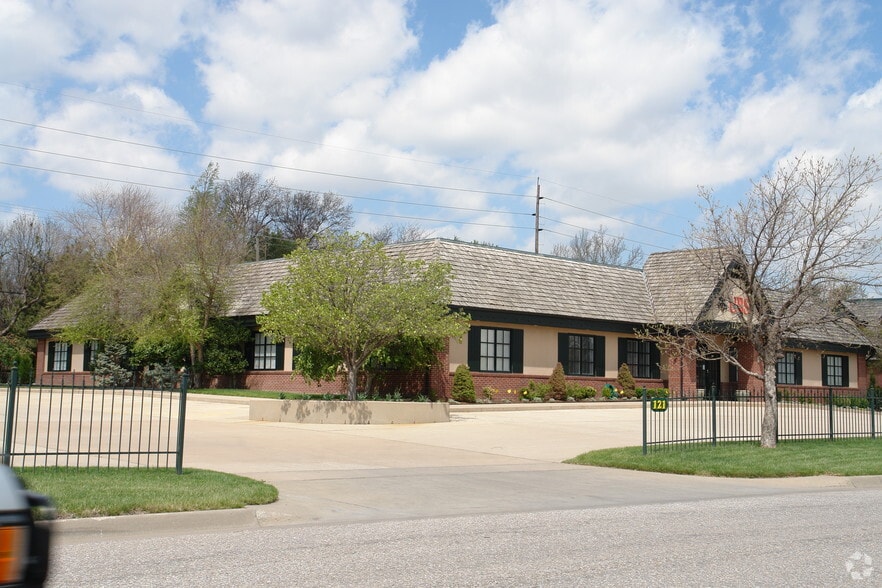 121 S Whittier St, Wichita, KS for lease - Building Photo - Image 1 of 16