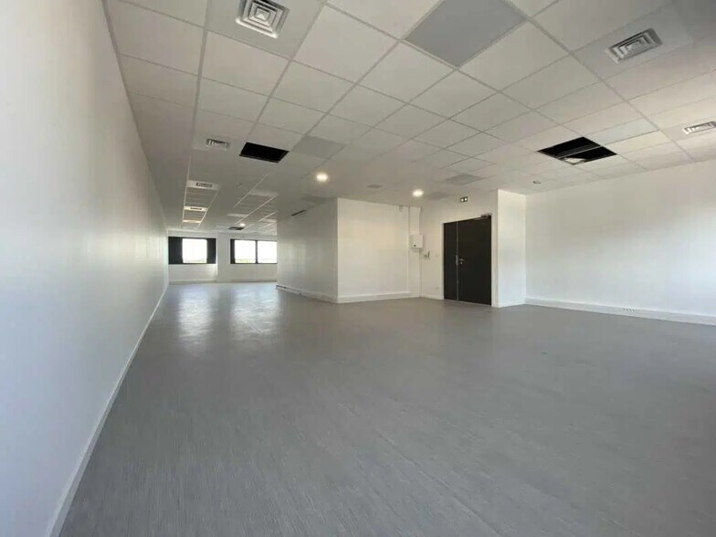 Office in Dardilly for lease - Interior Photo - Image 3 of 100