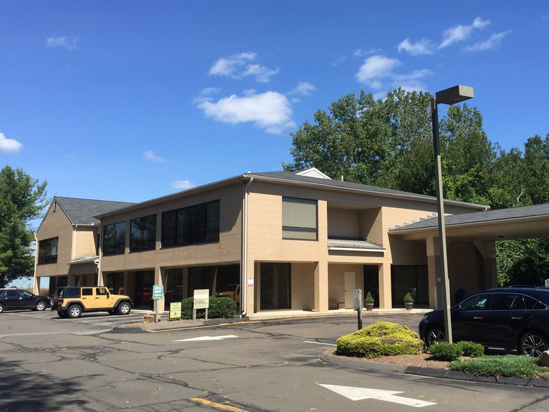 705 Boston Post Rd, Guilford, CT for lease - Building Photo - Image 1 of 8