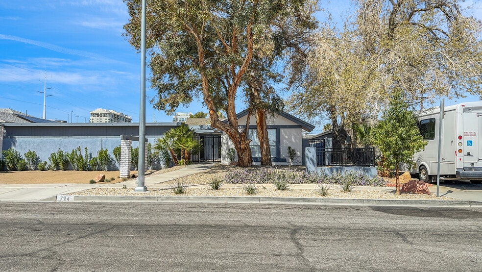 724 S 9th St, Las Vegas, NV for lease - Building Photo - Image 1 of 13