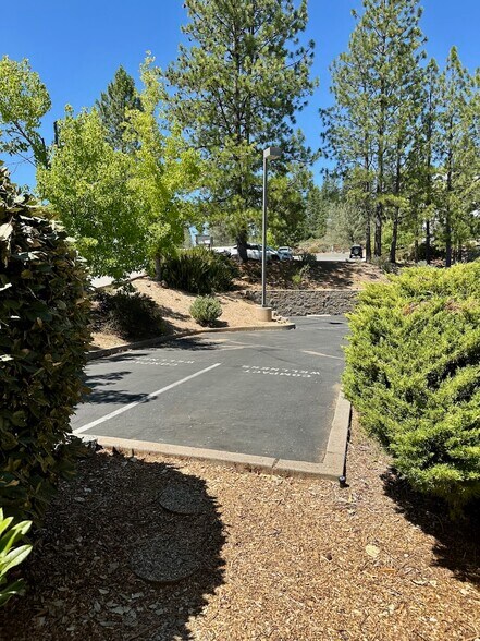 155 Spring Hill Dr, Grass Valley, CA for lease - Building Photo - Image 2 of 3