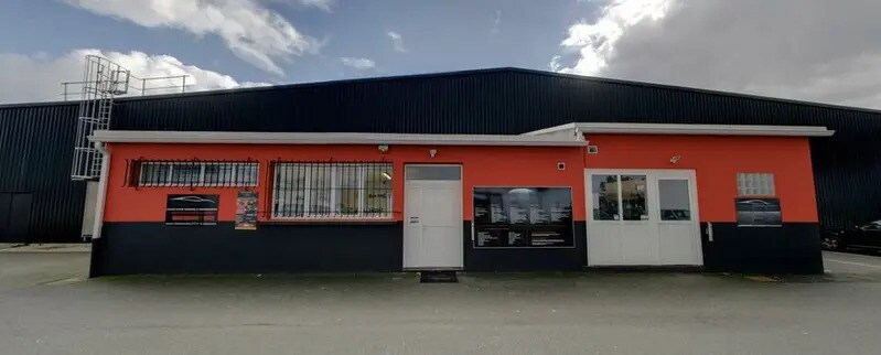 Retail in Pessac for lease - Building Photo - Image 2 of 4