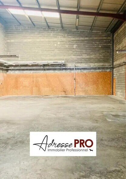 Retail in Lormont for lease - Interior Photo - Image 3 of 3