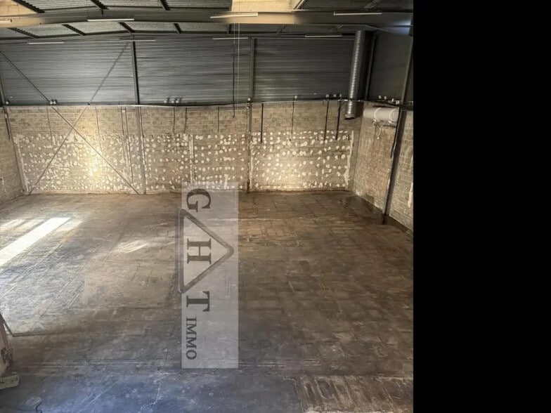 Industrial in Montrouge for sale - Interior Photo - Image 3 of 6
