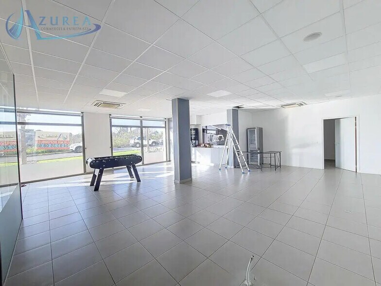 Retail in Antibes for lease - Building Photo - Image 2 of 8