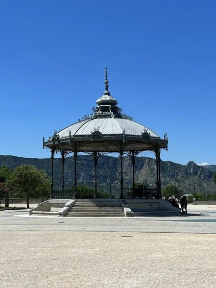 Retail in Valence for lease - Building Photo - Image 1 of 6