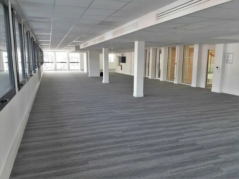 Office in Rouen for lease - Building Photo - Image 2 of 13