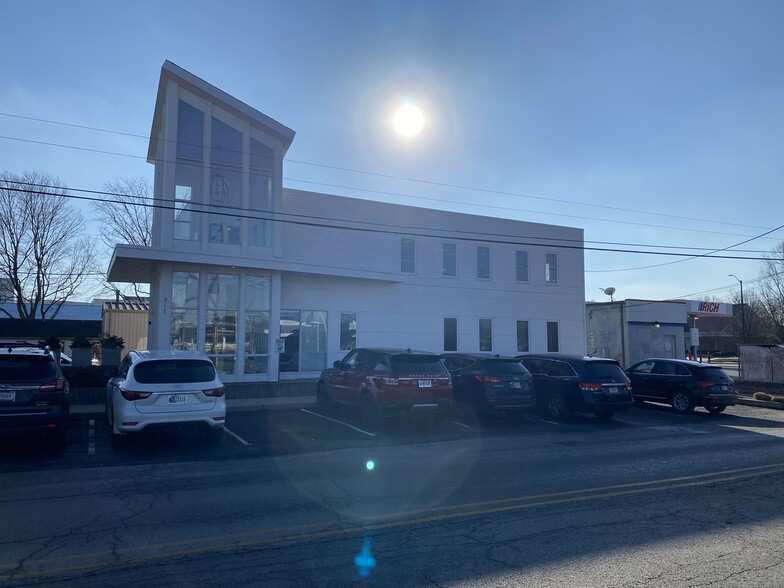 711 E 65th St, Indianapolis, IN for lease - Building Photo - Image 2 of 10