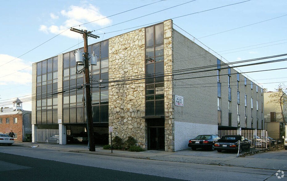 33 W Hawthorne Ave, Valley Stream, NY for sale - Primary Photo - Image 1 of 1