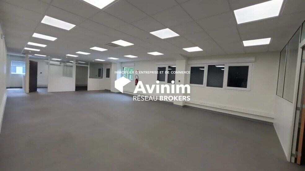 Office in Archamps for lease - Interior Photo - Image 2 of 15