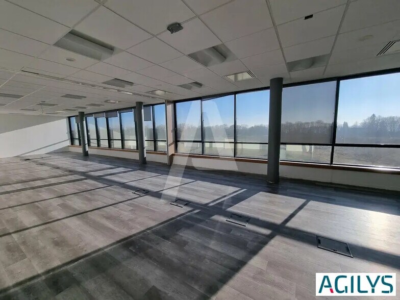 Office in Saint-Aubin for lease - Interior Photo - Image 1 of 6