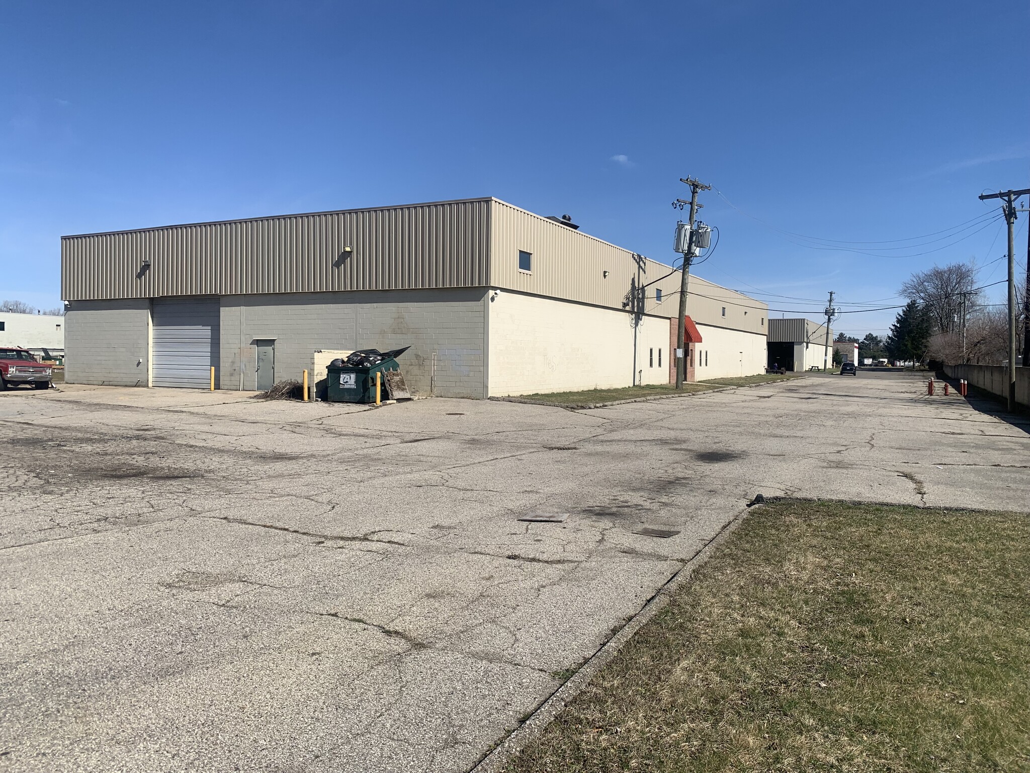 43555 Utica Rd, Sterling Heights, MI for lease Building Photo- Image 1 of 11