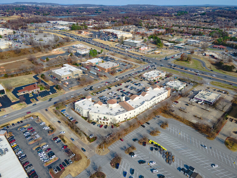 745 E Joyce Blvd, Fayetteville, AR for lease - Building Photo - Image 2 of 6