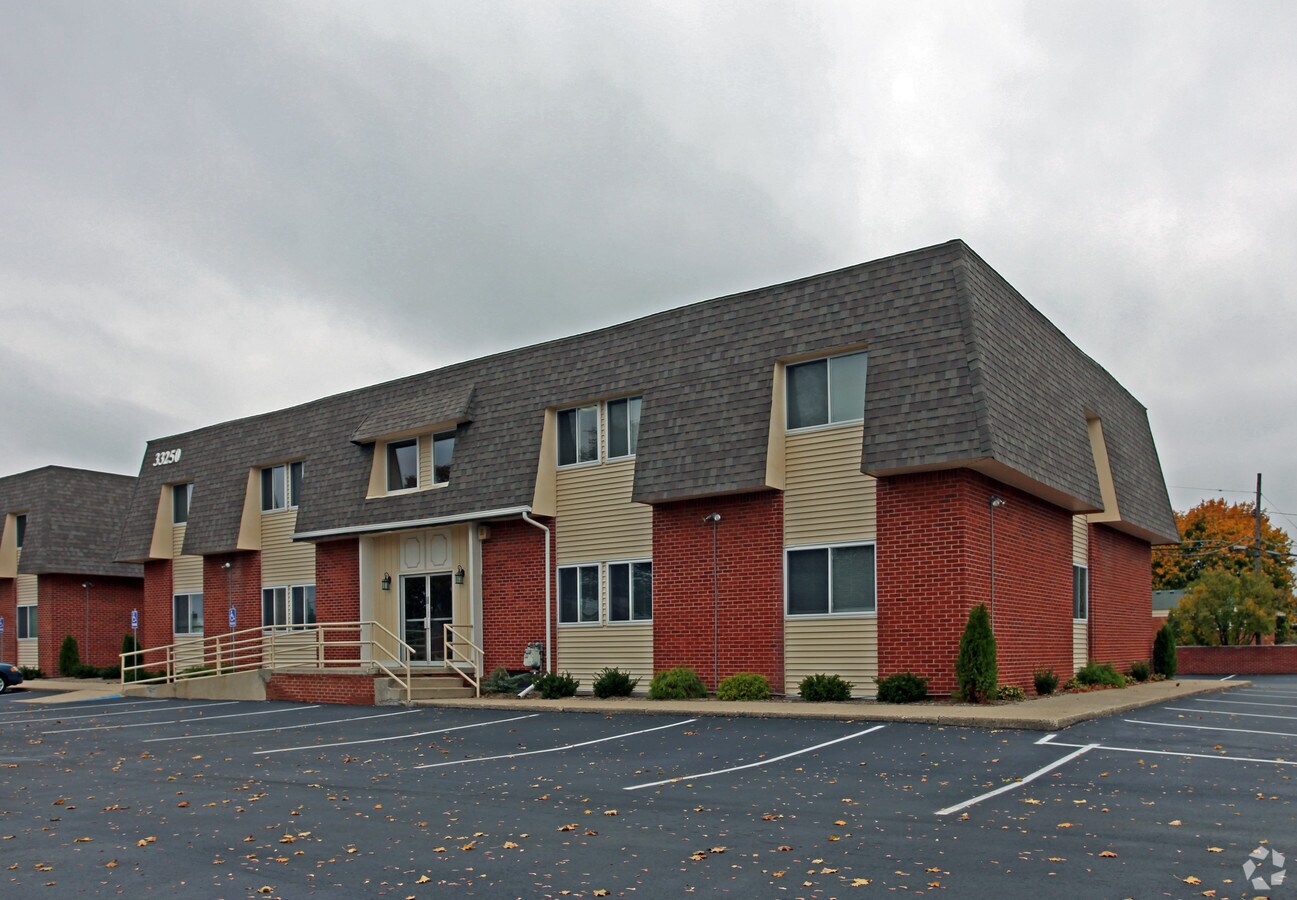 33300 Warren Rd, Westland, MI 48185