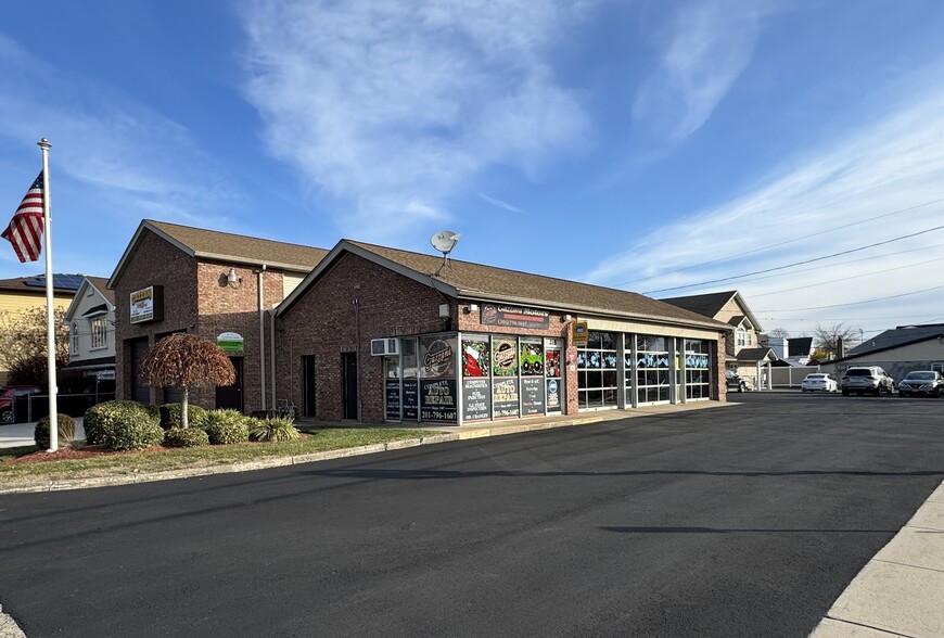 215 Market St, Elmwood Park, NJ for lease - Building Photo - Image 1 of 4