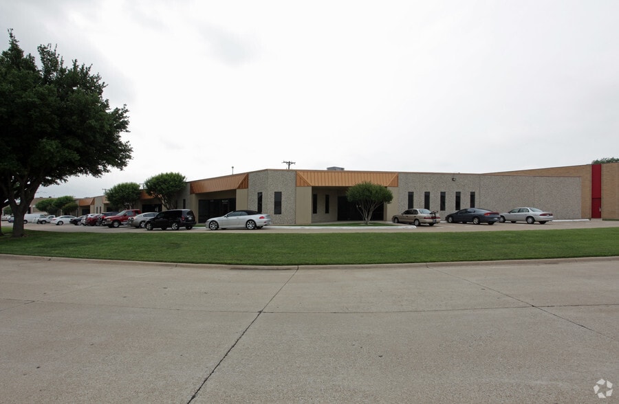 4300-4324 Sunbelt Dr, Addison, TX for lease - Building Photo - Image 2 of 7