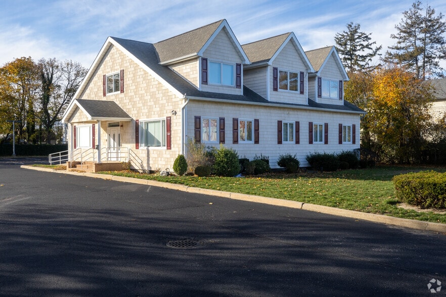 24 Brentwood Rd, Bay Shore, NY for lease - Primary Photo - Image 1 of 10