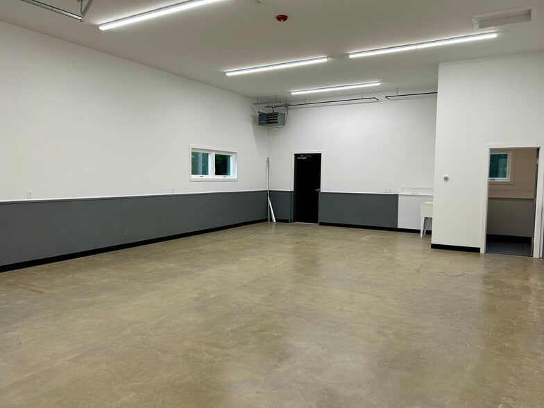 15 Oneil St, Easthampton, MA for lease - Building Photo - Image 3 of 14