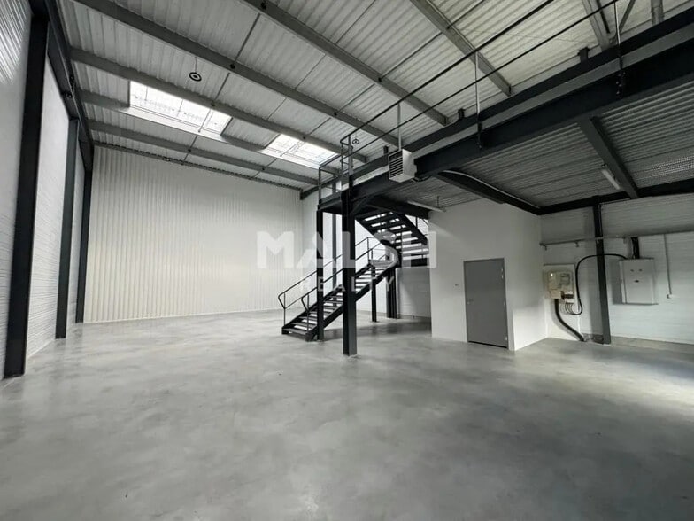 Flex in Saint-Étienne for lease - Building Photo - Image 2 of 3