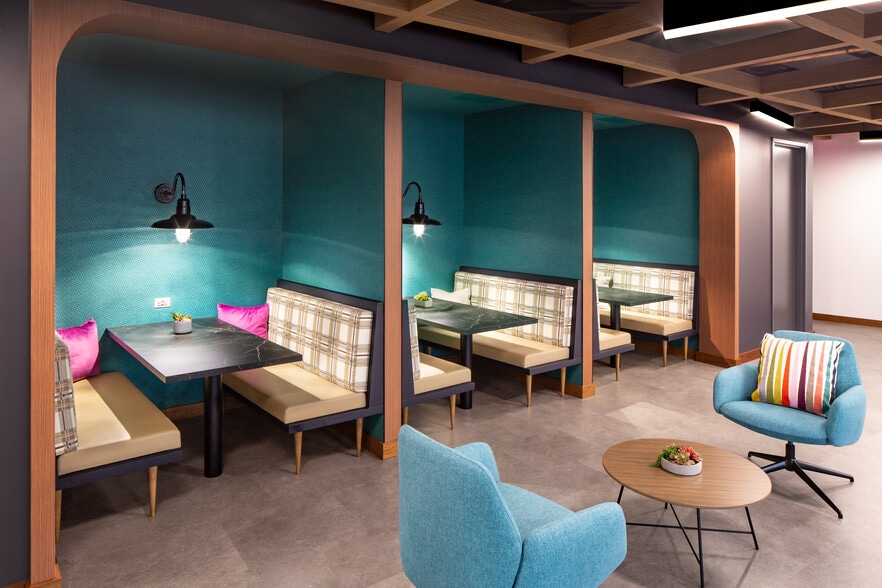 5425-5481 Wisconsin Ave, Chevy Chase, MD for lease - Interior Photo - Image 3 of 11