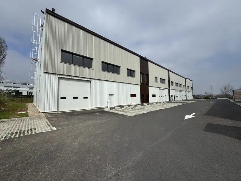 Flex in Osny for lease - Building Photo - Image 1 of 4