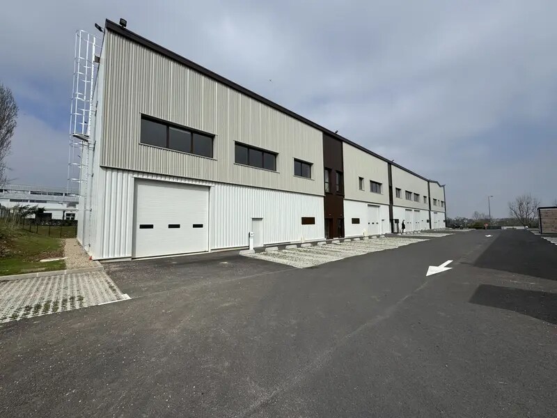 23 Rue Des Beaux Soleils, Osny for lease Building Photo- Image 1 of 5