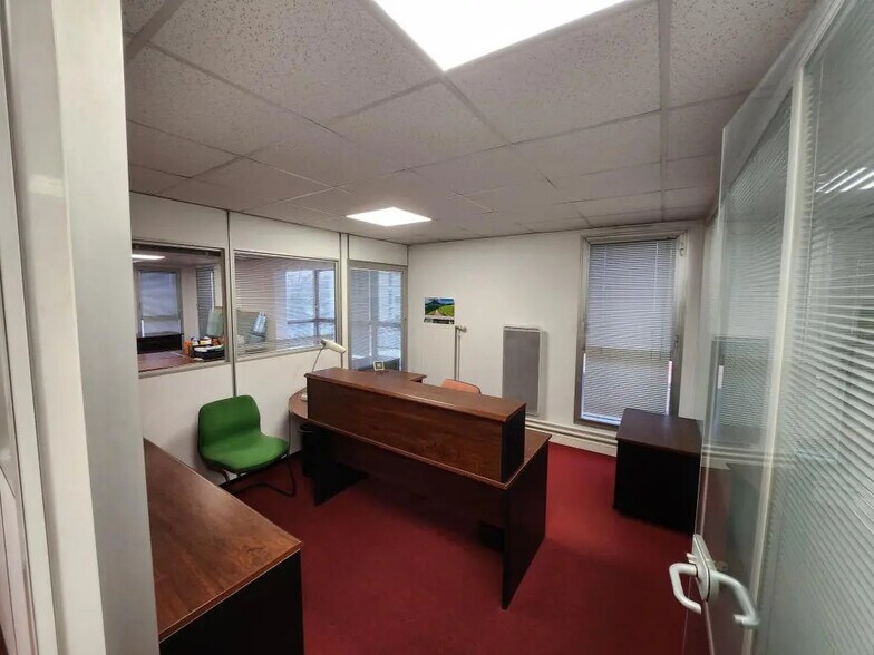 8 Place Du Ponceau, Cergy for sale - Interior Photo - Image 2 of 5